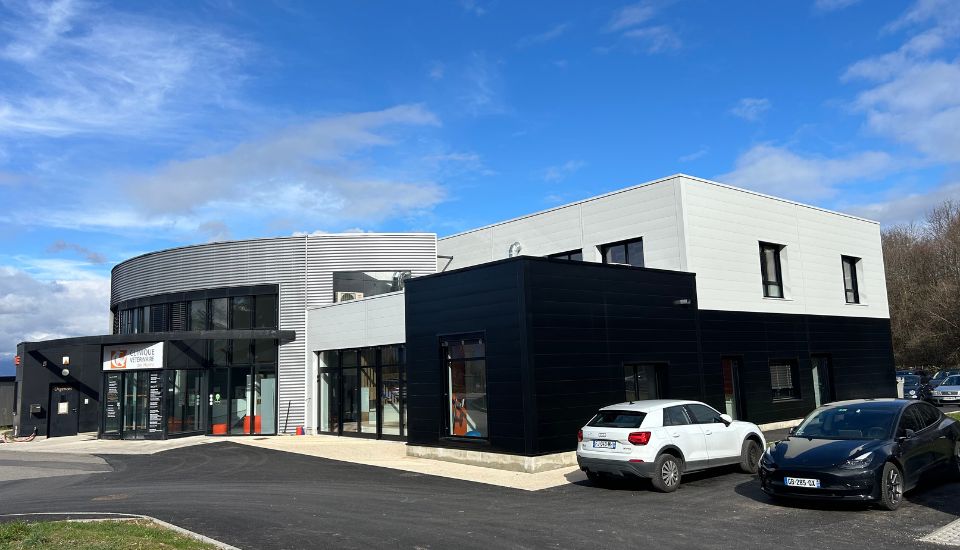 Extension et construction de la Clinique Vétérinaire Les Hutins à Saint-Julien-en-Genevois par l'Atelier d'architecture Seriziat